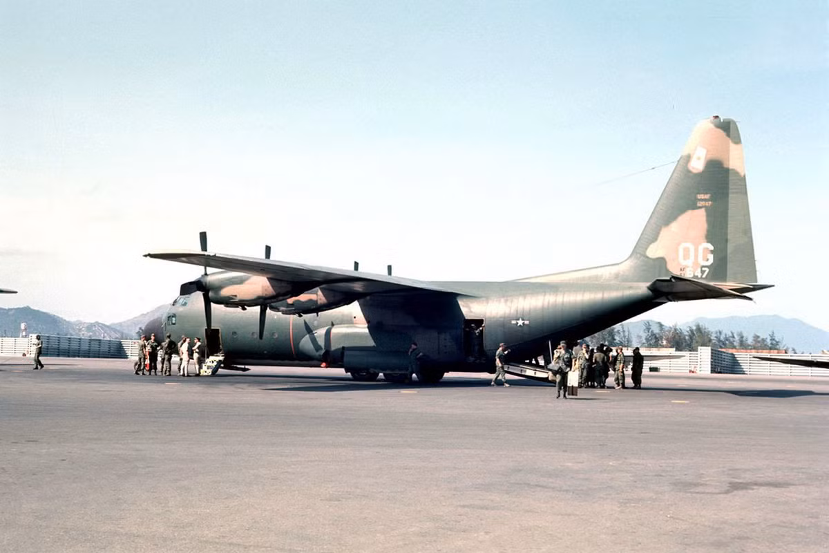 Máy bay vận tải C-130 của Mỹ ở sân bay Nha Trang năm 1968. Ảnh: Clare Love.