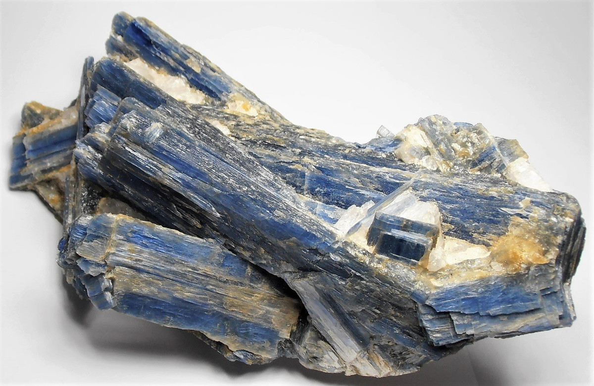 Kyanite là một silicat nhôm. Những tinh thể dẹt bản của nó tồn tại trong các mỏ đá phiến, hình thành ở điều kiện áp suất cao trong lòng đất.