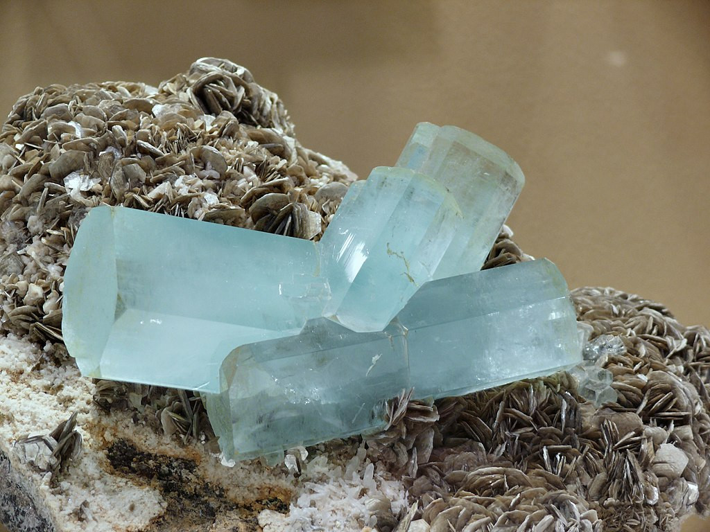 Aquamarine là tên gọi dành riêng cho loại beryl màu lam nhạt. Đây là một vật liệu phổ biến trong ngành chế tác đá quý.