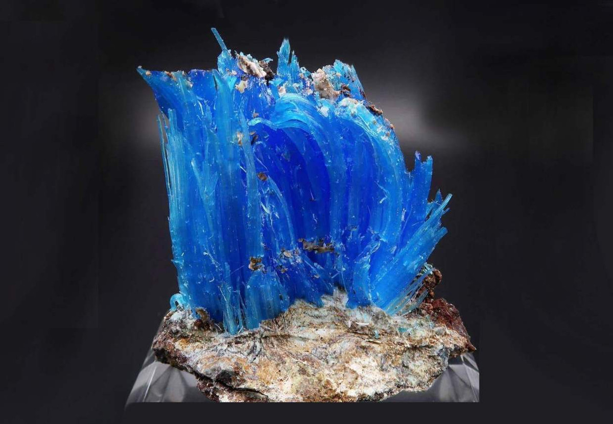 Chalcanthite là sunfat đồng ngậm nước hình thành nhờ sự ôxi hóa chalcopyrite và các sunfat đồng khác. Nó thường có màu lam, đôi khi có màu xanh lục.