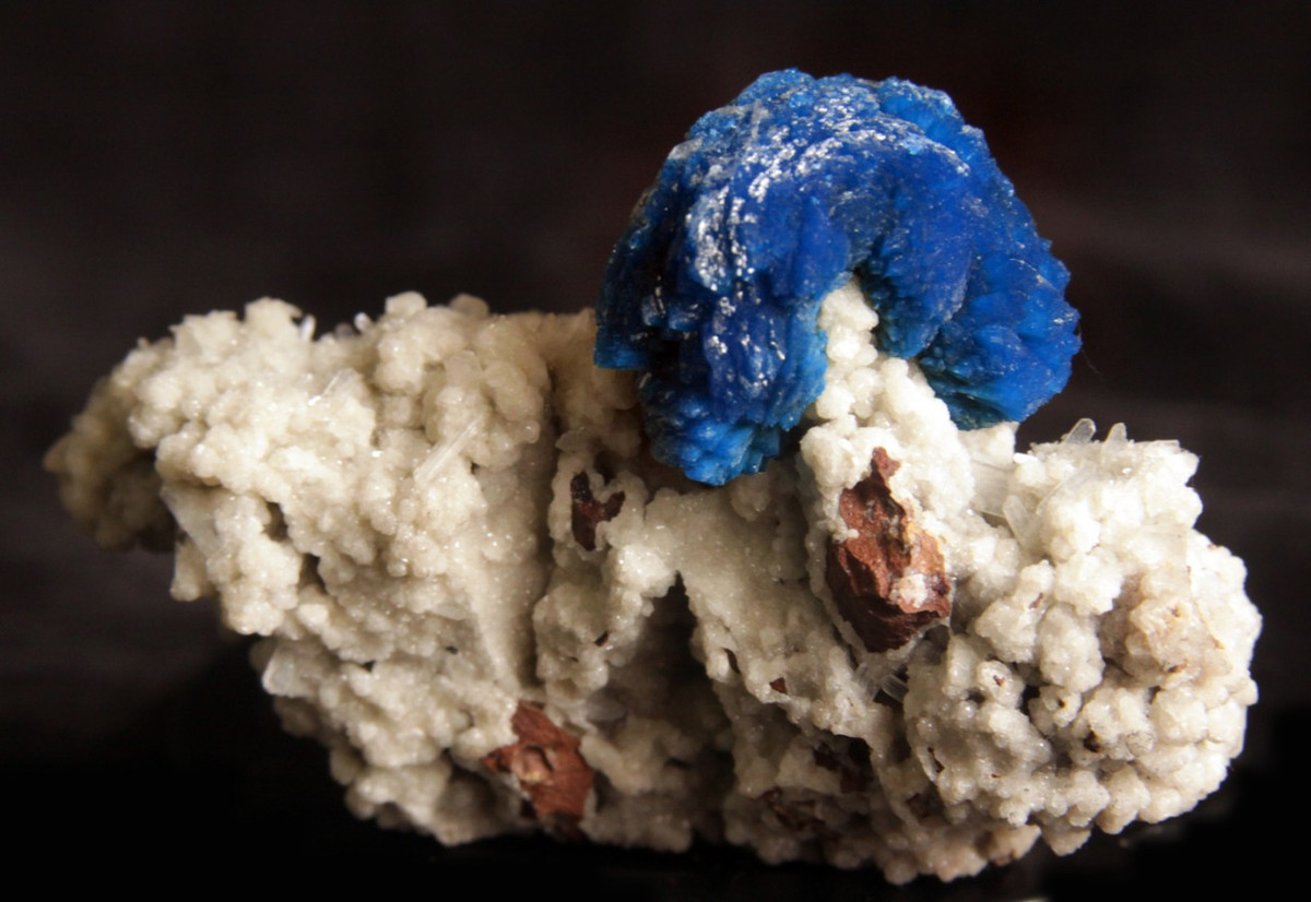 Cavansite là một silicat vanadi canxi ngậm nước. Khoáng vật này màu lam này thường xuất hiện trong các hốc đá bazan.