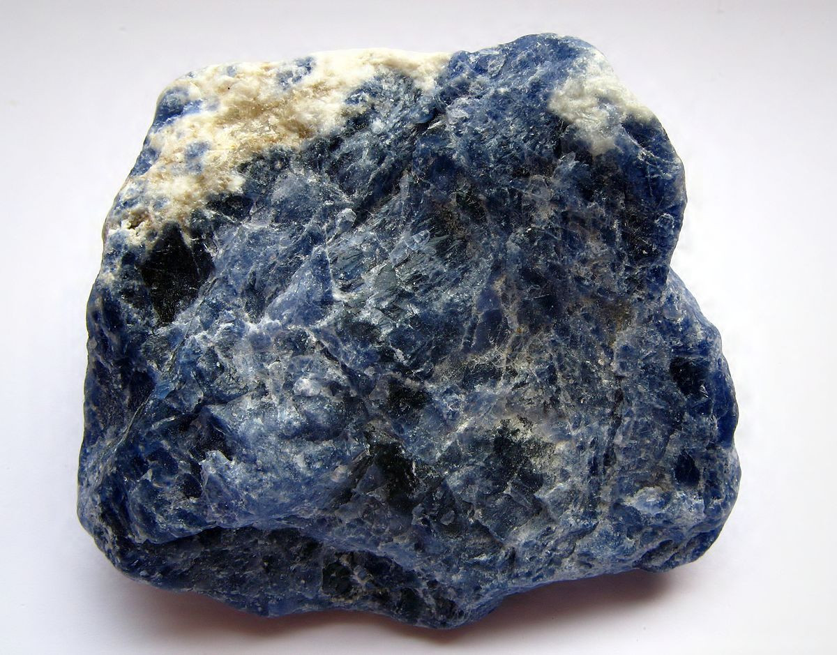 Sodalite là một clorua silicat nhôm natri, thường được sử dụng như một loại đá quý. Những tinh thể dạng hiếm được tìm thấy ở Canada.