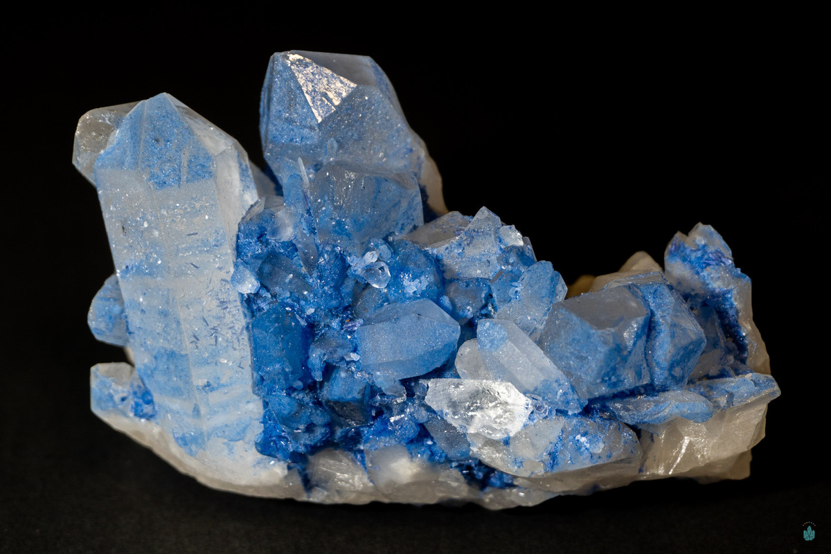 Dumortierite là một loại silicat nhôm, sắt và bo. Chúng hình thành những kết tập tinh thể tỏa tròn hoặc tồn tại ở dạng khối. Dumortierite có độ cứng rất cao.