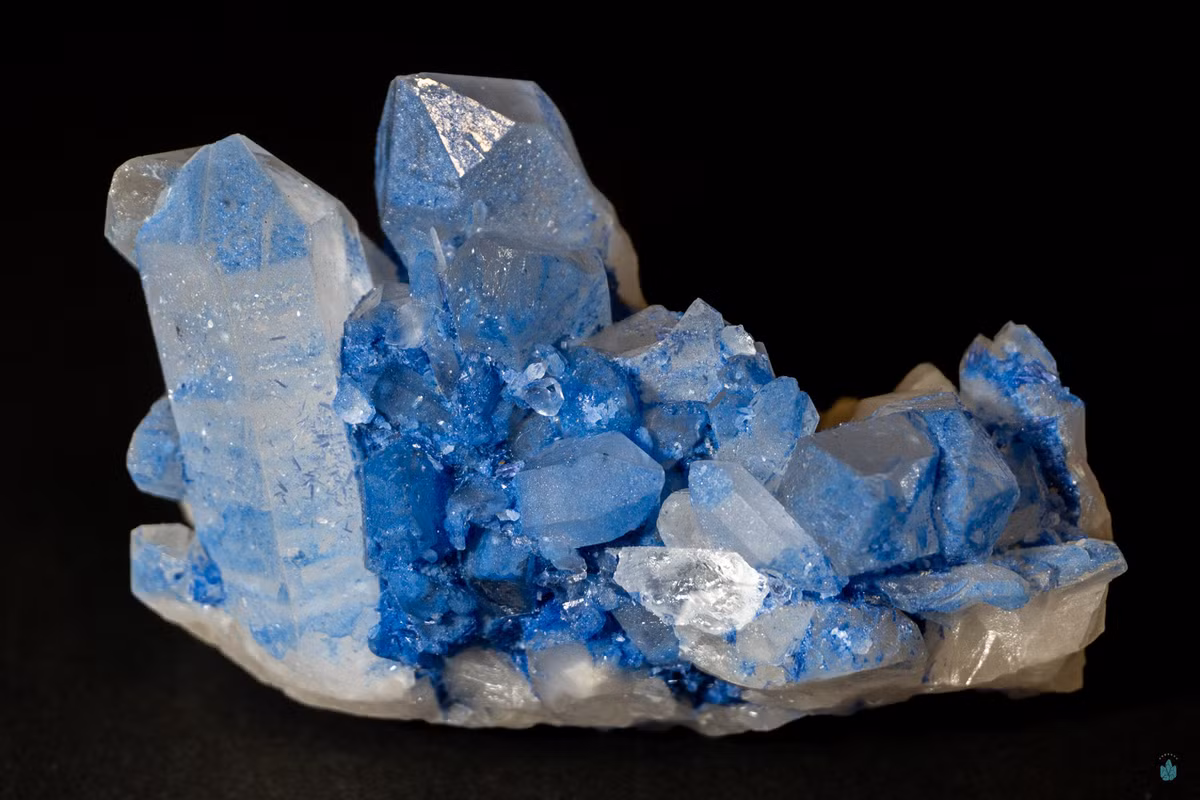 Dumortierite là một loại silicat nhôm, sắt và bo. Chúng hình thành những kết tập tinh thể tỏa tròn hoặc tồn tại ở dạng khối. Dumortierite có độ cứng rất cao.