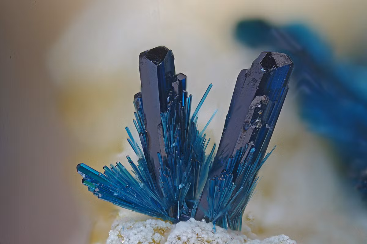 Clinoclase là một hiđrôxit asenat đồng tồn tại dưới nhiều dạng khác nhau ở các mỏ sunfua đồng bị biến đổi.