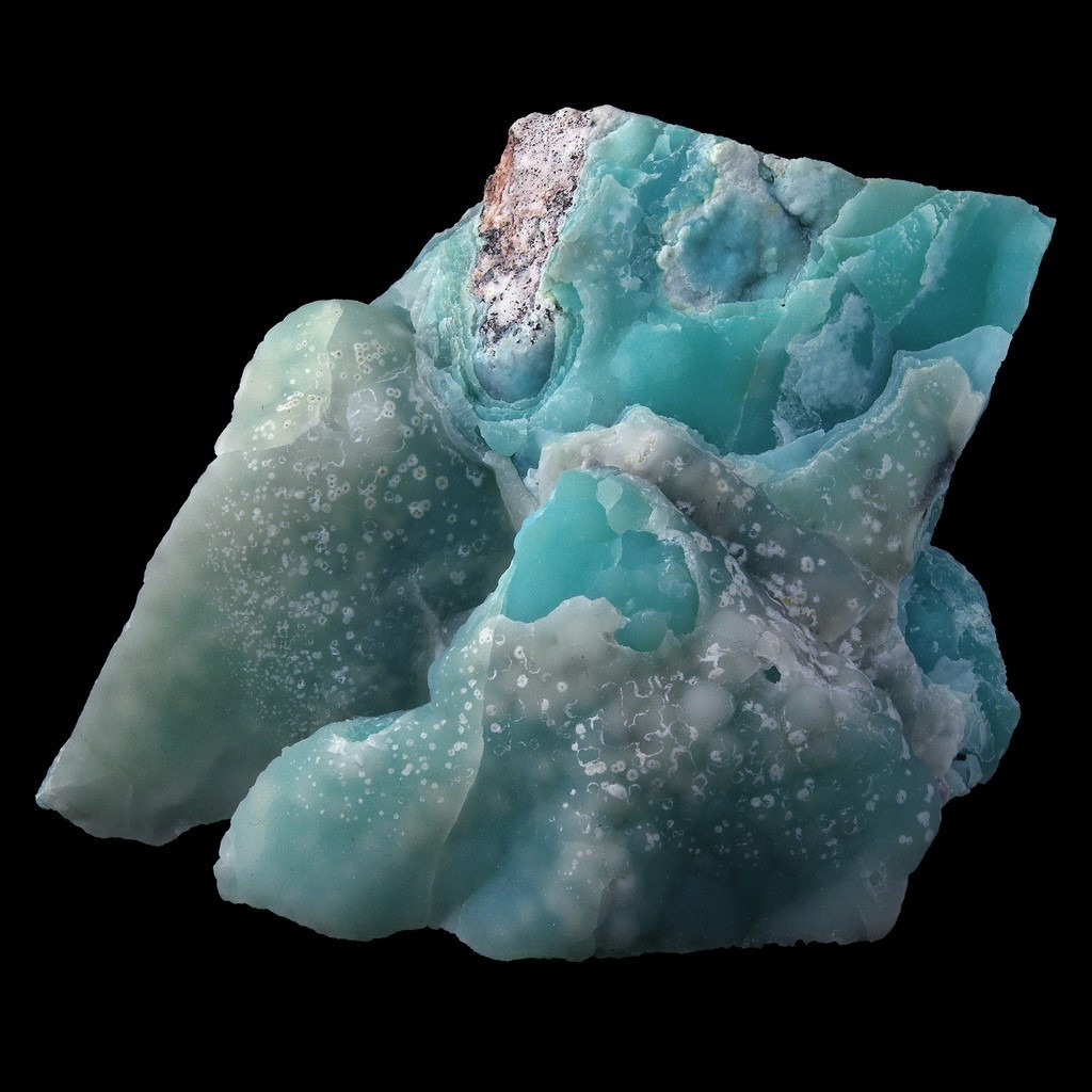 Smithsonite thường có màu lam nhạt, là cacbonat kẽm tồn tại ở đới ôxi hóa phía trên của các mỏ quặng kẽm. Khoáng vật này được khai thác để lấy kẽm.