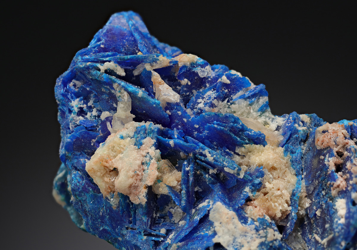 Diaboleite là một clorua hiđrôxit của đồng và chì màu lam có sắc độ từ tối đến sáng, hình thành từ sự biến đổi của một số khoáng vật khác.