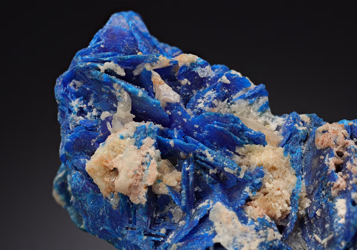 Diaboleite là một clorua hiđrôxit của đồng và chì màu lam có sắc độ từ tối đến sáng, hình thành từ sự biến đổi của một số khoáng vật khác.