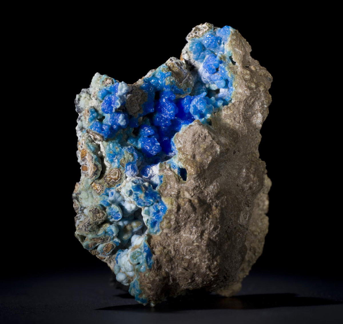 Hemimorphite là silicat kẽm ngậm nước xuất hiện ở các mỏ kẽm bị biến đổi. Khoáng vật này có màu sắc phong phú, trong đó màu lam thường gặp nhất.