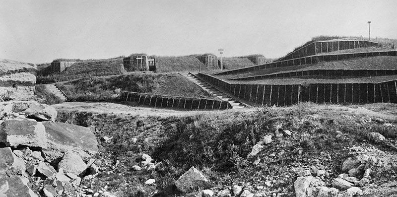 Được xây dựng trên một sườn dốc cao 152 mét và được bảo vệ bởi 12 pháo đài, Liege được nhiều người cho là nơi được phòng vệ vững chắc nhất ở châu Âu. Dù vậy trang bị của các binh sĩ ở nơi đây kém xa so với quân Đức.