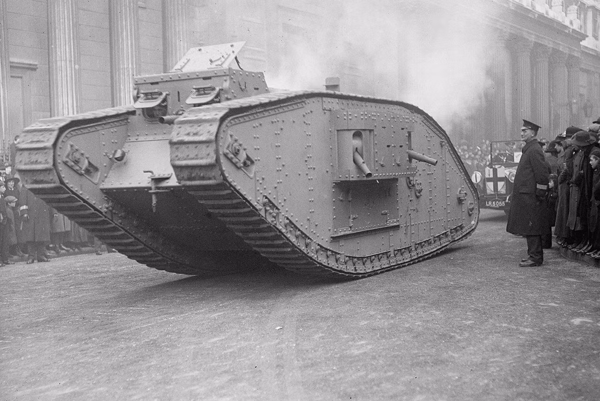 Trong Trận Cambrai tháng 11/1917, 400 chiếc Mark IV đã đem lại chiến thắng lớn cho quân Anh. Trong trận này người Anh bắt giữ được 8.000 quân địch và thu về 100 khẩu súng.