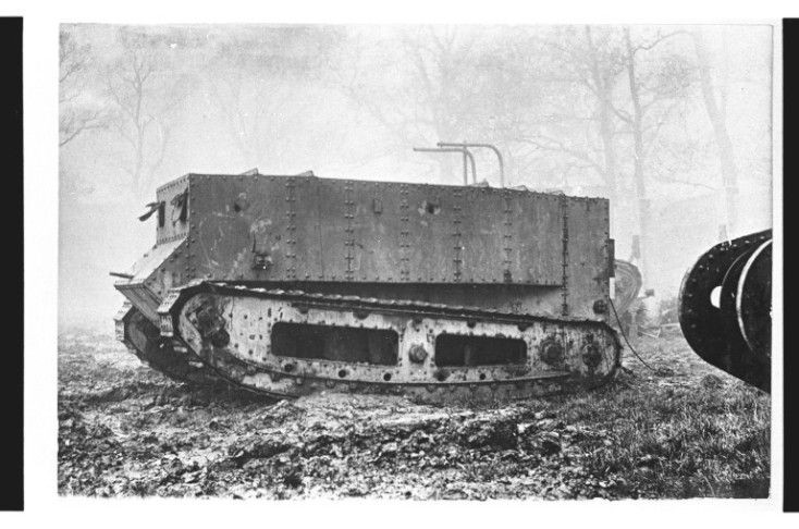 Little Willie, mẫu xe tăng đầu tiên ra mắt vào tháng 9/1915 đã gây ra nhiều thất vọng. Nặng 14 tấn, nó bị mắc kẹt giữa các chiến hào và chỉ có thể trườn trên mặt đất với vận tốc “rùa bò”.