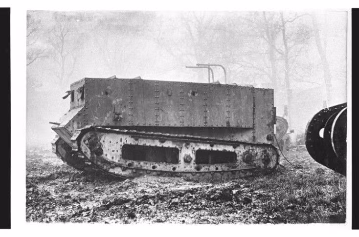 Little Willie, mẫu xe tăng đầu tiên ra mắt vào tháng 9/1915 đã gây ra nhiều thất vọng. Nặng 14 tấn, nó bị mắc kẹt giữa các chiến hào và chỉ có thể trườn trên mặt đất với vận tốc “rùa bò”.