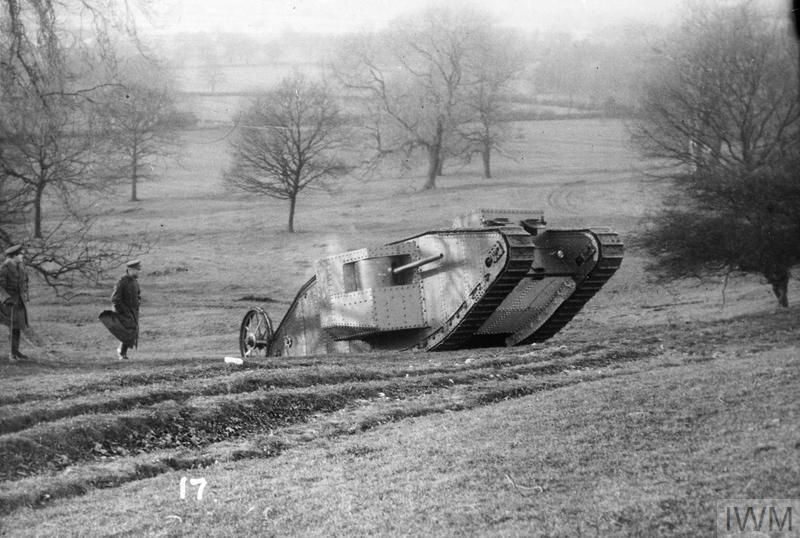 Các kỹ sư Anh đã thực hiện nhiều cải tiến trên Little Willie để cho ra nguyên mẫu thứ hai, được gọi là Big Willie. Đến năm 1916, Big Willie được tung vào trận với tên gọi Mark I. Nó đã tỏ ra rất hiệu trong trong việc khiến cho kẻ thù hết hồn.