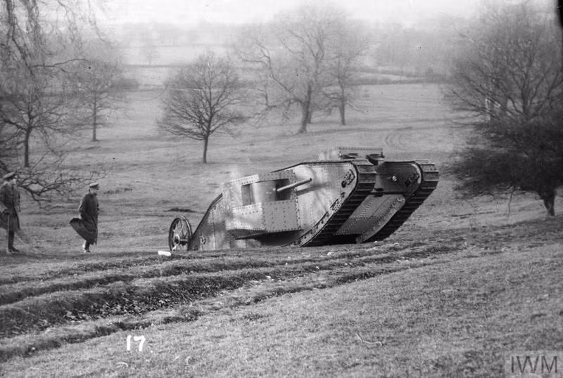 Các kỹ sư Anh đã thực hiện nhiều cải tiến trên Little Willie để cho ra nguyên mẫu thứ hai, được gọi là Big Willie. Đến năm 1916, Big Willie được tung vào trận với tên gọi Mark I. Nó đã tỏ ra rất hiệu trong trong việc khiến cho kẻ thù hết hồn.