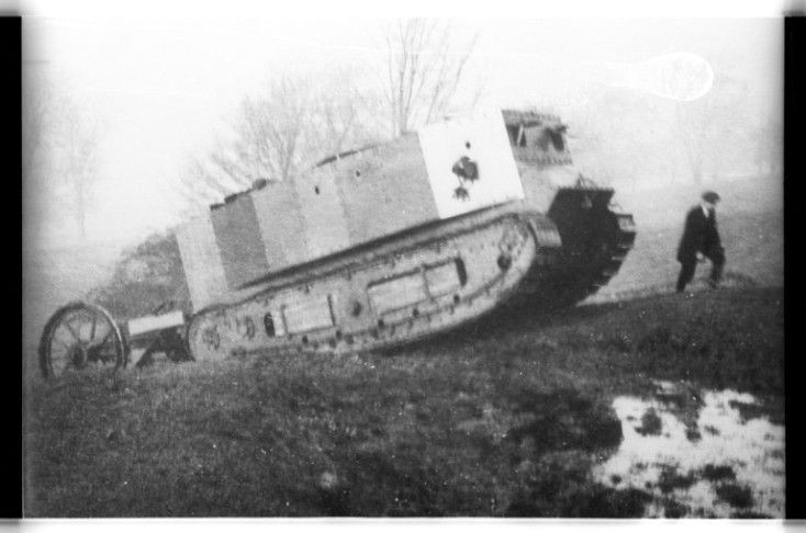 Hai người này đã cố gắng thuyết phục mọi người thực hiện ý tưởng về một chiếc xe bọc thép có bánh xe dạng băng chuyền có thể đâm xuyên qua phòng tuyến kẻ thù và vượt qua các địa hình gập ghềnh.