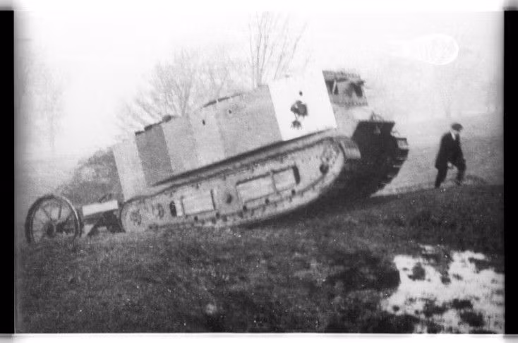 Hai người này đã cố gắng thuyết phục mọi người thực hiện ý tưởng về một chiếc xe bọc thép có bánh xe dạng băng chuyền có thể đâm xuyên qua phòng tuyến kẻ thù và vượt qua các địa hình gập ghềnh.