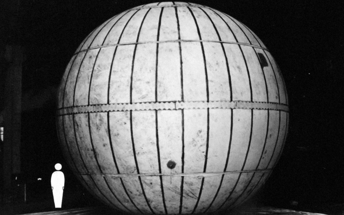 Quả bóng thực chất là bom ngụy trang, và nó đã phát nổ ngay khi bị chạm vào. Sáu nạn nhân của vụ nổ đã thiệt mạng. Đây là trường hợp duy nhất thường dân Mỹ thiệt mạng trên đất Mỹ lục địa trong Thế chiến II.