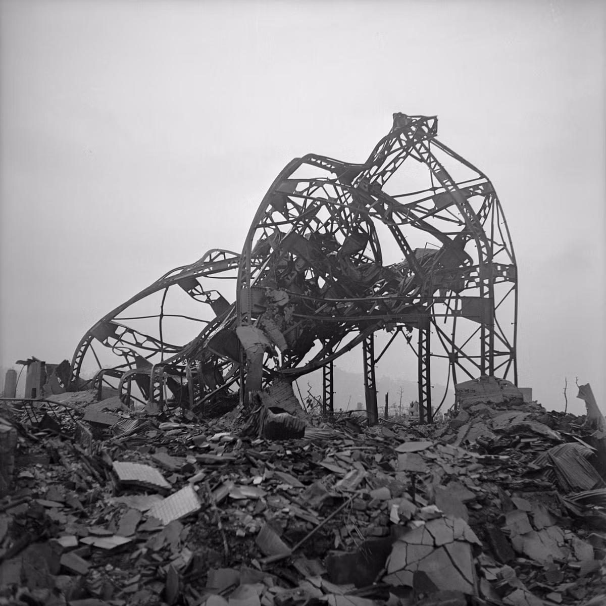 Ba tháng sau vụ nổ Lakeview, quân đội Mỹ thả hai quả bom nguyên tử xuống Nhật Bản, hủy diệt hai thành phố Hiroshima và Nagasaki, khiến hàng trăm nghìn dân thường thiệt mạng.