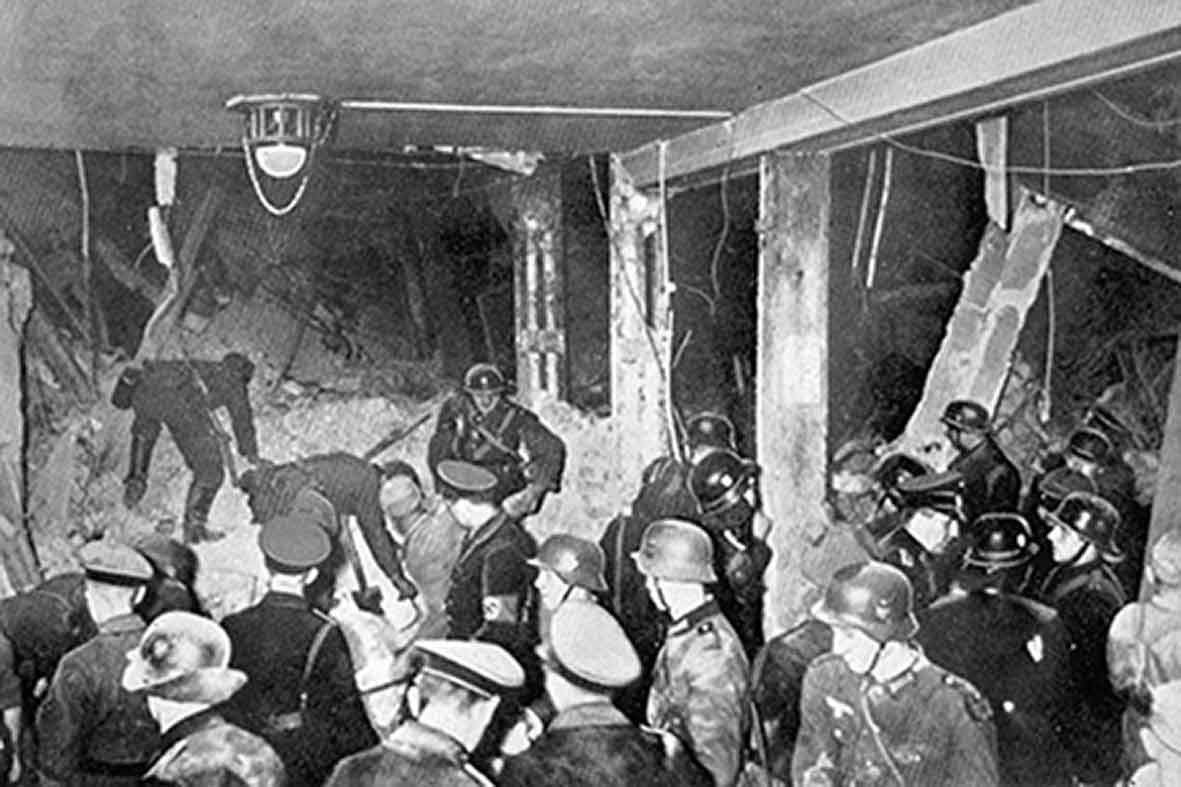 Chỉ 12 phút sau khi trùm phát xít rời khỏi hội trường cùng những lãnh đạo chủ chốt của Đảng Quốc xã, một quả bom được giấu trong cây cột phía sau bục phát biểu phát nổ.