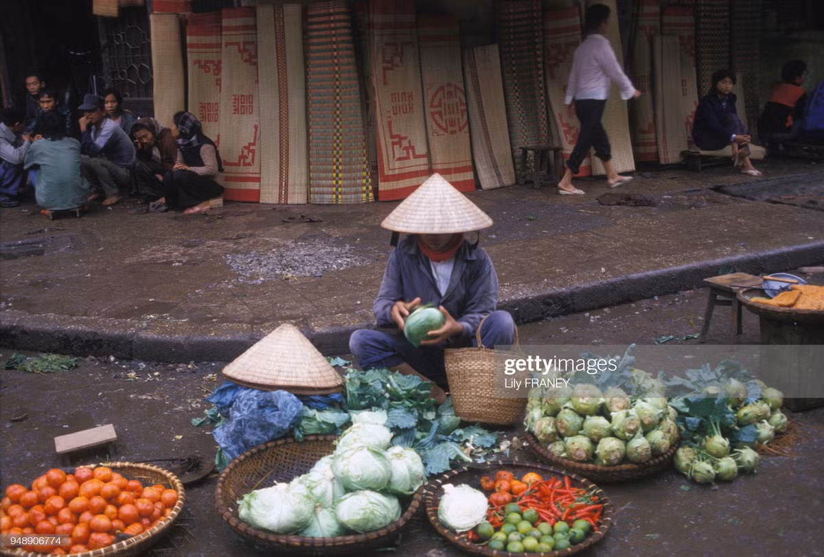 Quầy bán rau quả bên lề phố Hàng Chiếu, khu phố cổ Hà Nội.