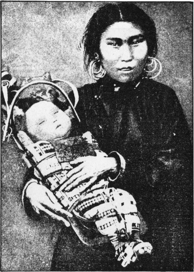 Bà mẹ người Gilyaks - một dân tộc thiếu số cư trú ở đảo Sakhakin và vùng Amur ở Đông Siberia - đang ôm đứa con nhỏ của mình trong tay.