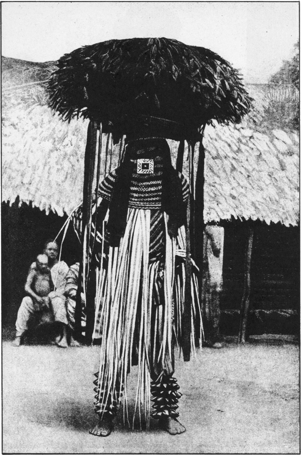 Một phù thủy địa phương ở Benin thực hiện điệu múa ma thuật với trang phục được tạo tác cầu kỳ nhằm gây chú ý với các đấng thần linh.