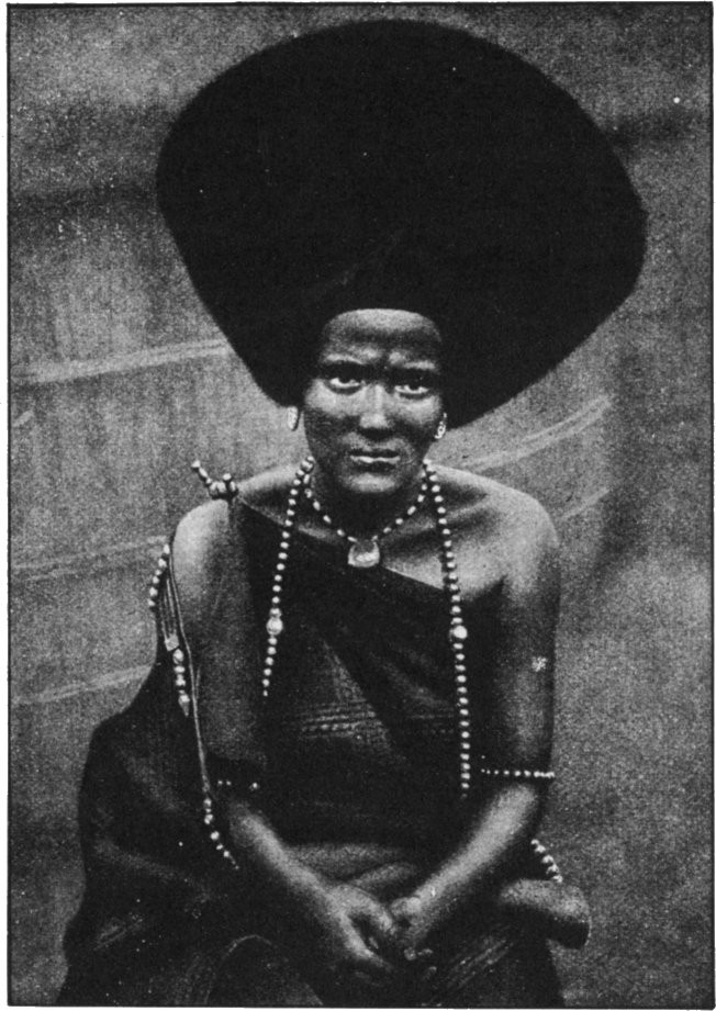 Phụ nữ tộc người Beja Nile ở Sudan có vẻ ngoài gây ấn tượng mạnh với mái tóc búi kỳ lạ.