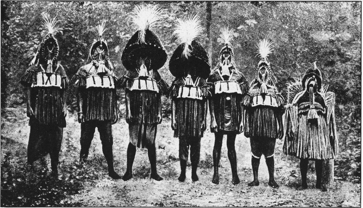 Các nam thanh niên bộ lạc thiểu số Kukuruku, Papua New Guinea thực hiện nghi lễ trưởng thành với trang phục và mặt nạ được trang trí cầu kỳ.