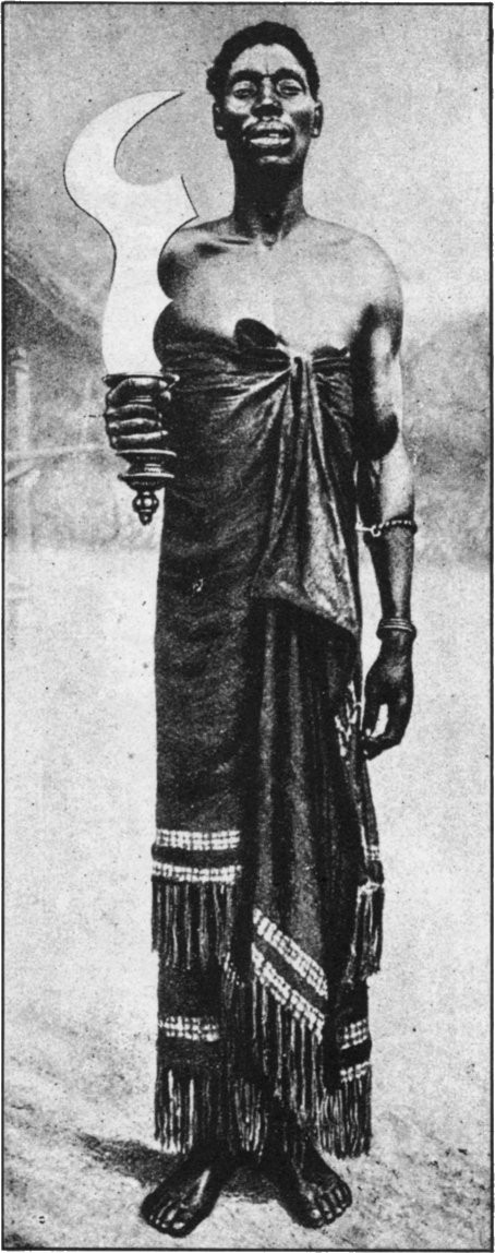 Người đàn ông tộc Zomba, Malawi, cầm chiếc rừu chiến trên tay.