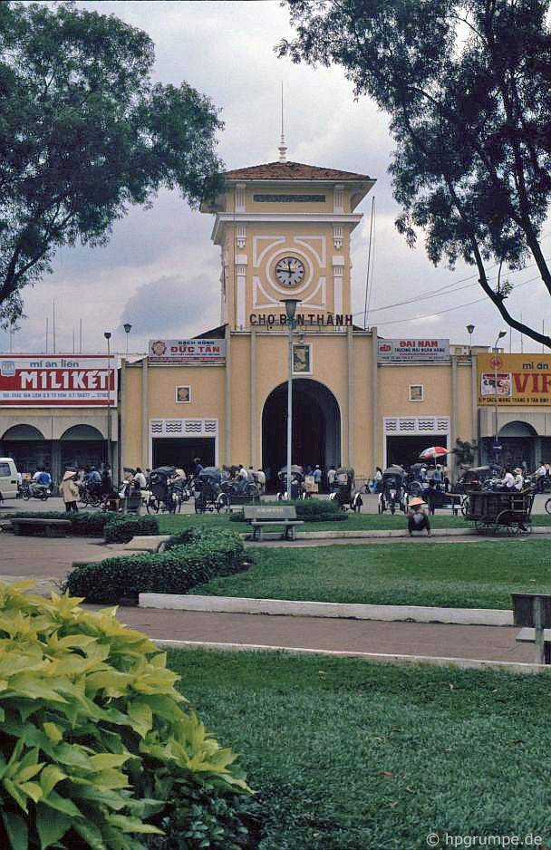 Vòng xoay Quách Thị Trang phía trước chợ Bến Thành, 1991. Vòng xoay này hiện tại là công trường xây dựng Ga Bến Thành của tuyến đường sắt đô thị TP HCM.