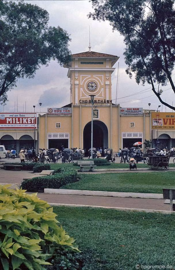 Vòng xoay Quách Thị Trang phía trước chợ Bến Thành, 1991. Vòng xoay này hiện tại là công trường xây dựng Ga Bến Thành của tuyến đường sắt đô thị TP HCM.