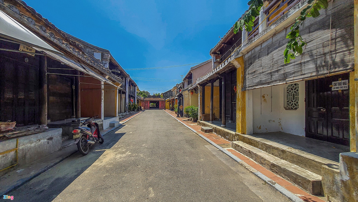 Nhiều ngôi nhà cổ trên đường Nguyễn Thị Minh Khai treo bảng cho thuê hoặc bán với giá hàng chục tỷ đồng vì không cầm cự được qua 4 đợt dịch liên tiếp. Ông Phan Xuân Thanh, Chủ tịch Hiệp hội Du lịch tỉnh Quảng Nam, cho biết do ảnh hưởng dịch Covid-19, đến nay có từ 70-80% các doanh nghiệp kinh doanh tại phố cổ Hội An trả mặt bằng vì mức giá thuê cao và không có khách.