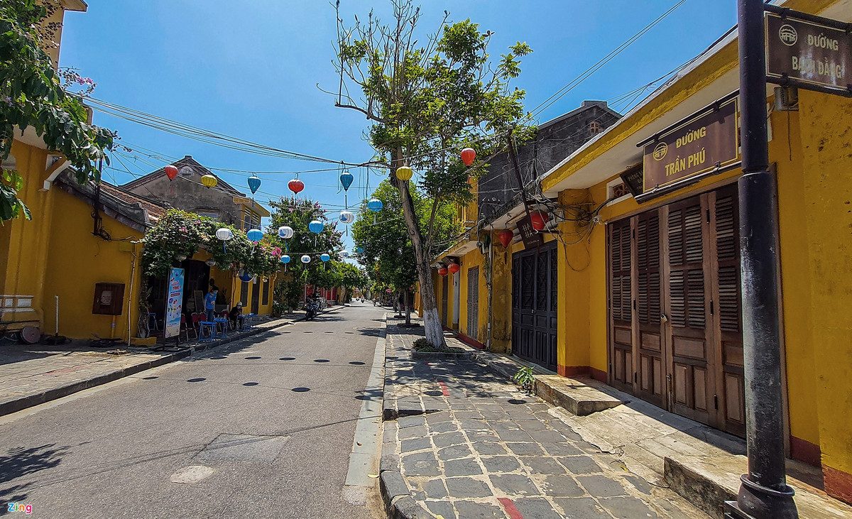 Nút giao Trần Phú - Bạch Đằng là khu vực trung tâm thuộc phường Minh An, TP Hội An trước khi có dịch Covid-19 lượng du khách tham quan, mua sắm, ăn uống ken đặc. Tuy nhiên, theo người kinh doanh tại đây, họ phải đóng cửa gần một năm do không có khách.