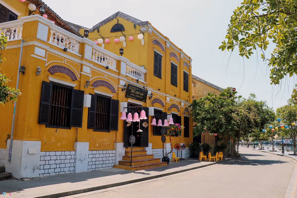 Anh Vũ, quản lý nhà hàng Hoa anh đào trên đường Bạch Đằng, phường Minh An chia sẻ: "Trước đây, nhà hàng của chúng tôi thuê 300 triệu đồng/tháng ngôi nhà 2 tầng có 3 mặt tiền, lượng khách rất đông đúc, gần như kín du khách trong và ngoài nước. Nhưng do 4 đợt dịch Covid-19, khách nước ngoài không có đành phải bán cà phê cầm chừng. Doanh thu hàng tháng cũng không bao nhiêu nhưng tôi vẫn mở cửa".