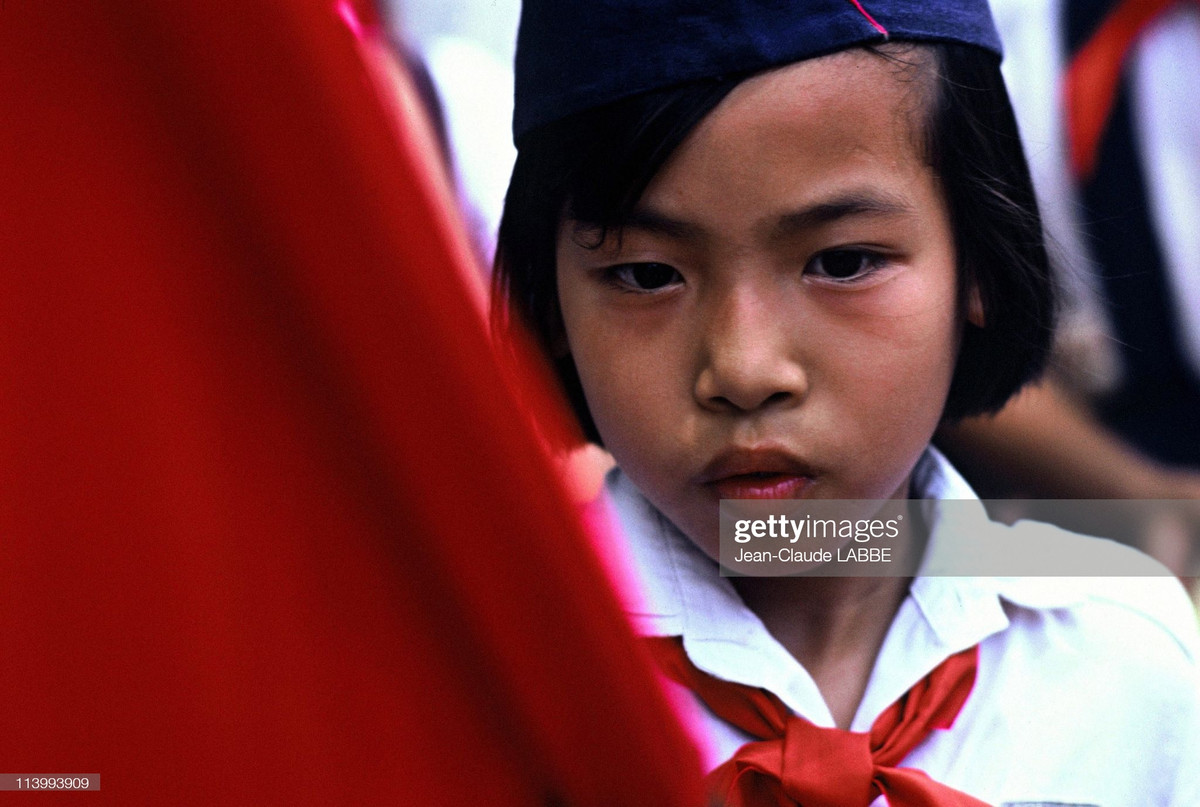 Đội viên Thiếu niên Tiền phong trong buổi lễ chào cờ.