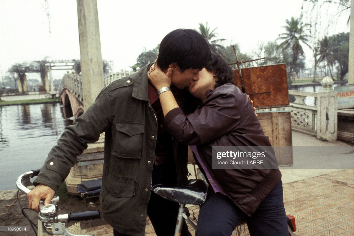 Nụ hôn cháy bỏng của một cặp đôi ở công viên Lê Nin.