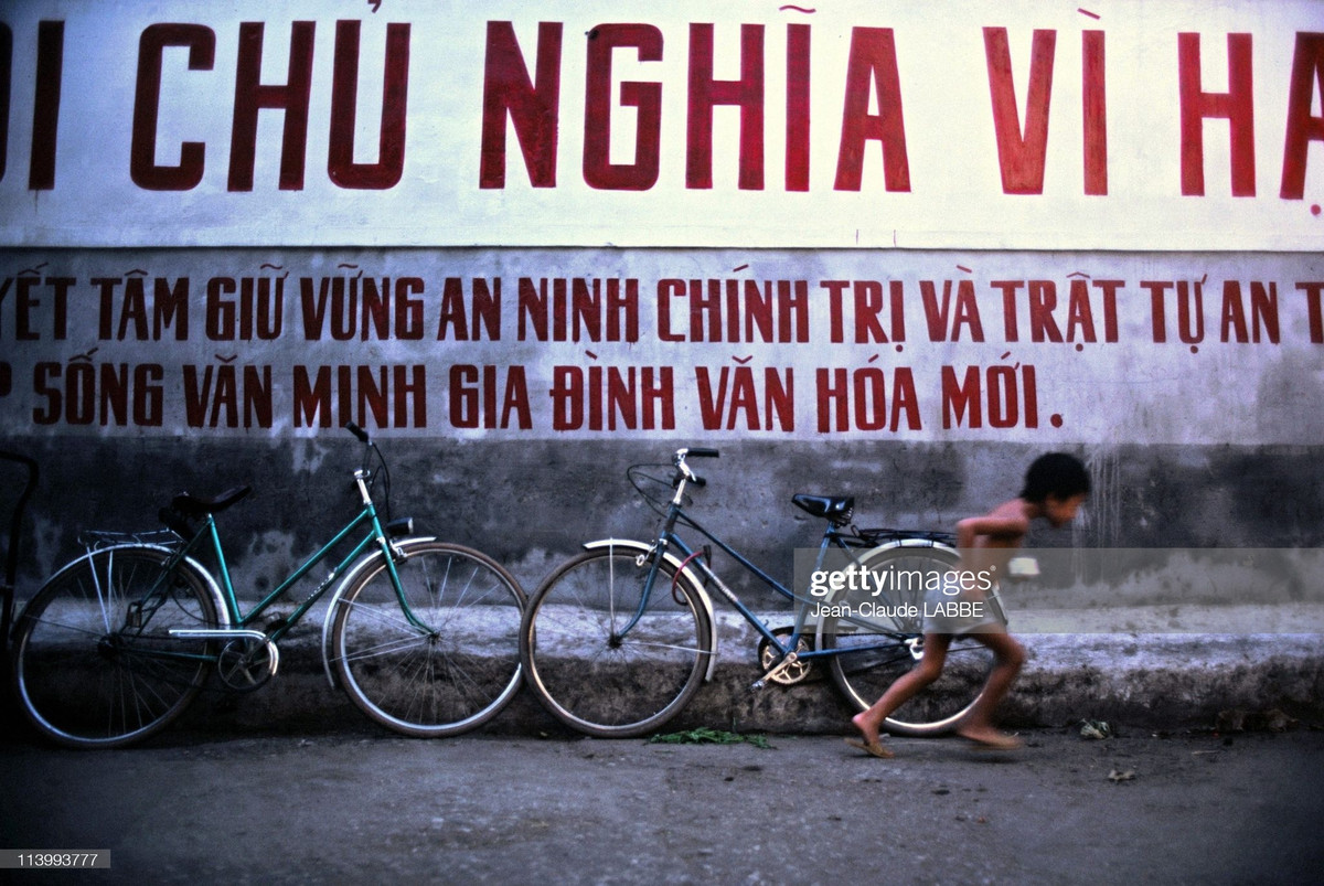 Khẩu hiệu lớn được viết trên mặt tường bên ngoài đền Bạch Mã.