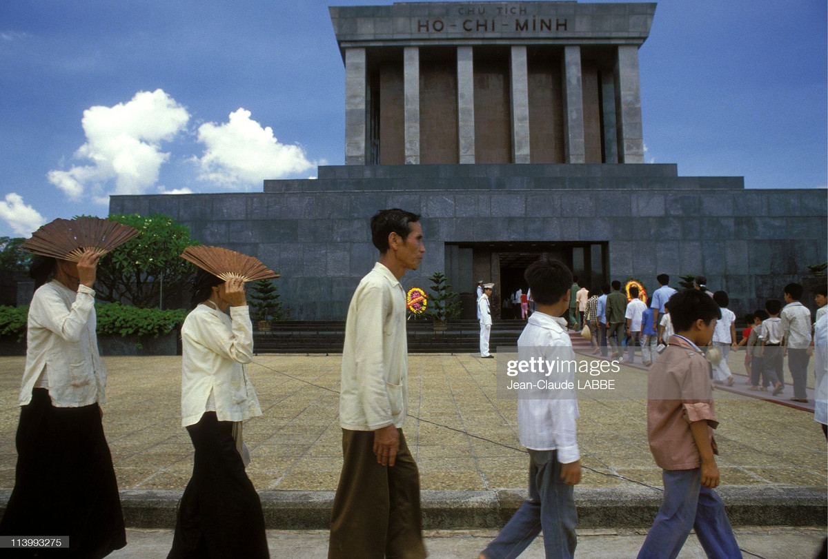 Người dân viếng lăng Chủ tịch Hồ Chí Minh.