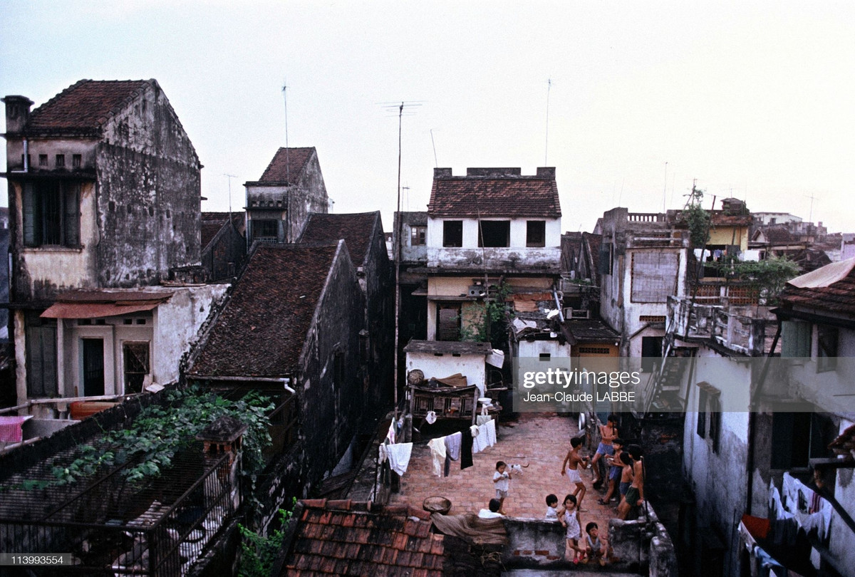 Trẻ em tụ tập trên sân thượng của một ngôi nhà trong phố cổ.