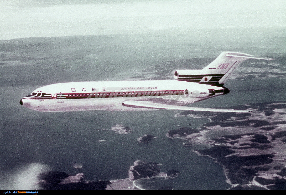 Quá trình cất cánh diễn ra dễ dàng và chiếc Boeing 727 sớm đạt độ cao ổn định. Khi đến vùng núi, chiếc máy bay mới hoạt động được ba tháng bất ngờ gặp hai máy bay phản lực quân sự.