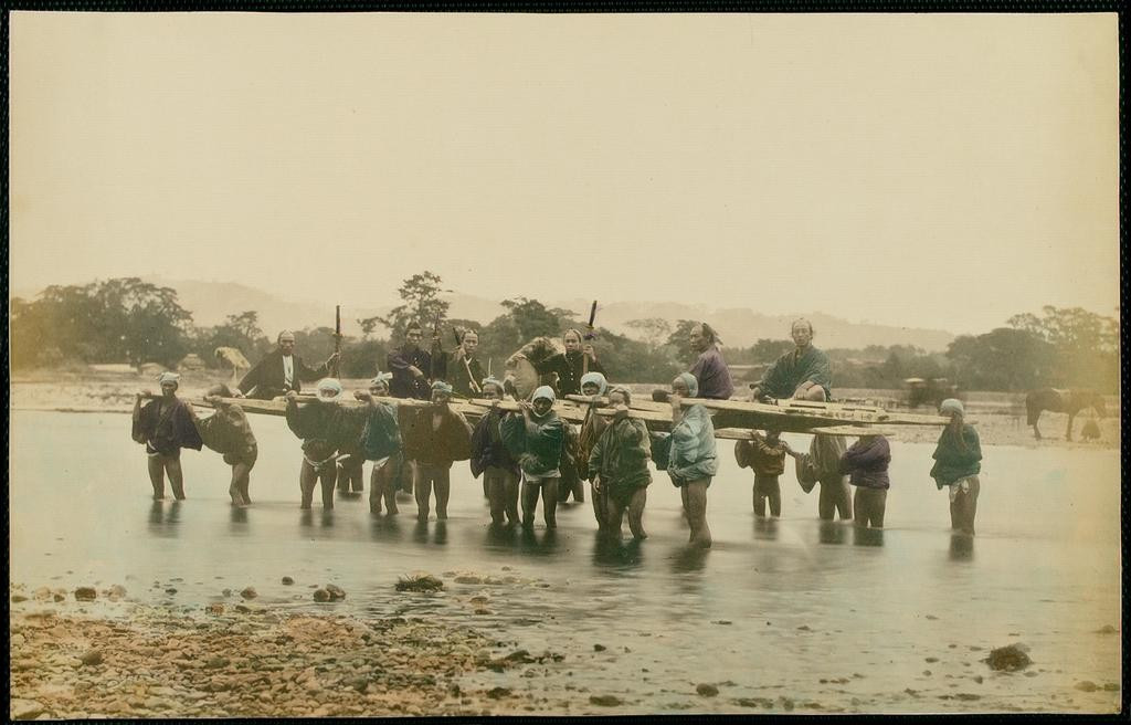 Một loại kiệu do bốn người nhấc trên vai được dùng để đưa khách qua khúc sông cạn.