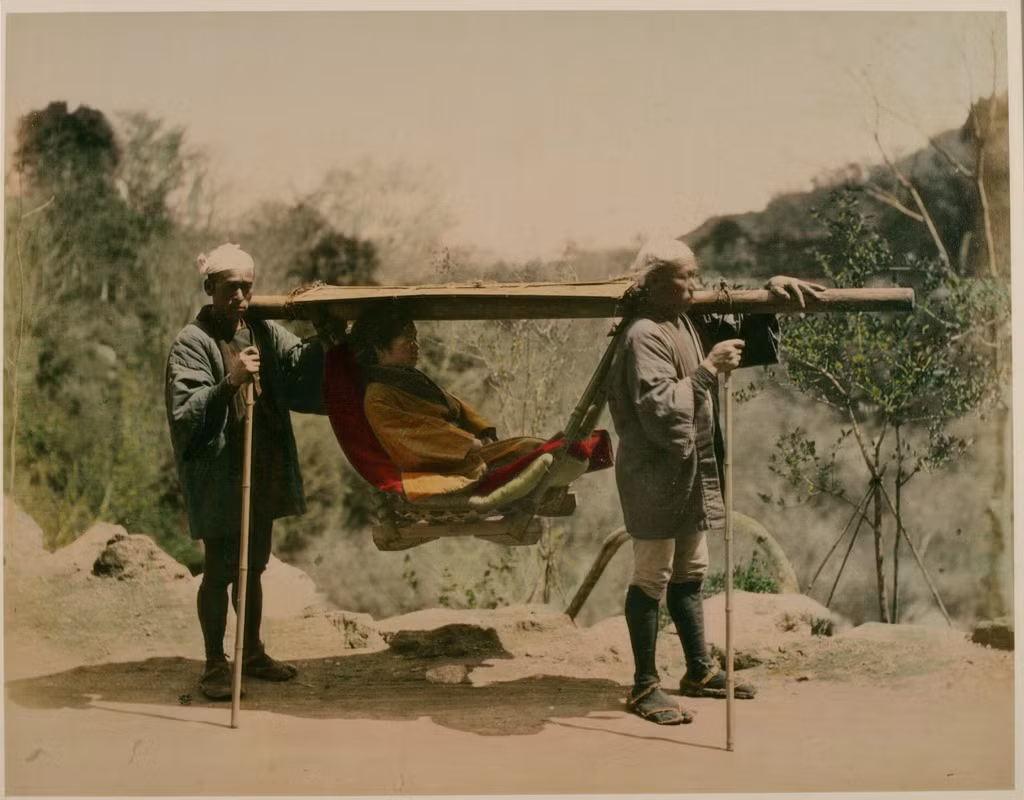 Kiệu võng là phương tiện đi lại hữu dụng ở những nơi địa hình gập ghềnh hiểm trở, các phương tiện dùng bánh xe khó hoạt động.