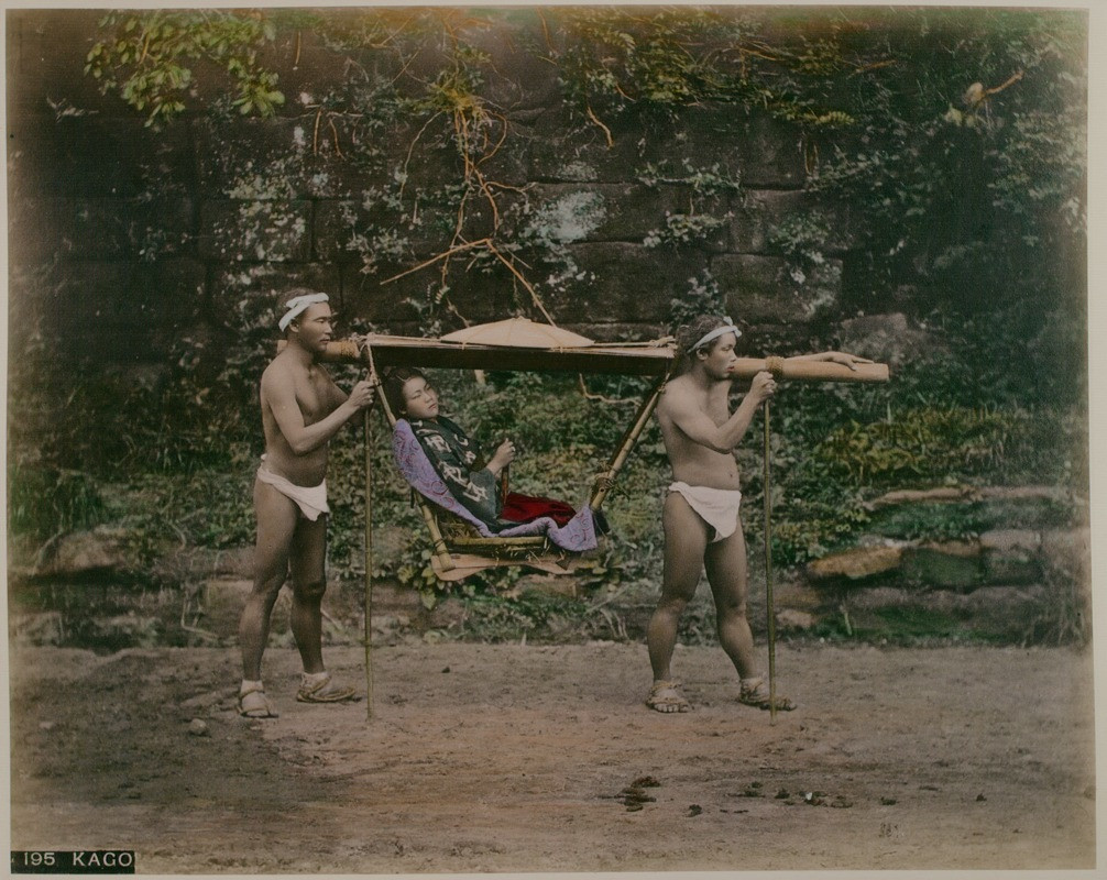 Một cô gái được vận chuyển bằng kiệu võng do hai người khiêng.