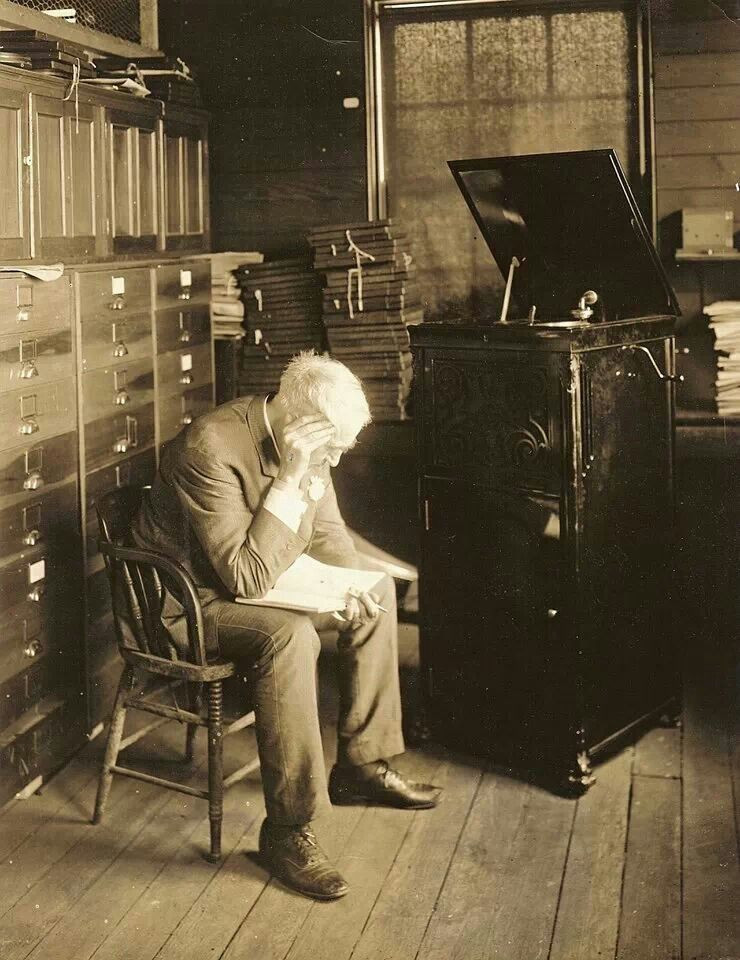 Đến thập niên 1920, ngành kinh doanh đĩa hát đã bị ảnh hưởng bởi sự phát triển của đài phát thanh. Vào năm 1929, việc sản xuất thu âm tại công ty Edison đã chấm dứt. Hai năm sau, nhà phát minh thiên tài của nước Mỹ qua đời...