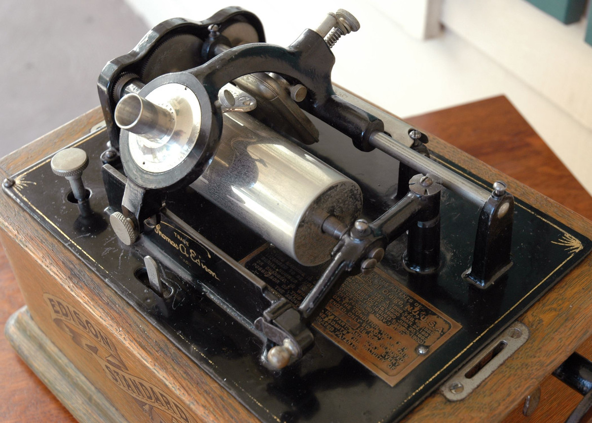 Gần một thập niên sau, vào năm 1887, Edison quay lại với nghiên cứu máy quay đĩa. Lần này ông áp dụng kỹ thuật xi-lanh sáp được phát triển bởi Charles Tainter cho thiết bị của mình.