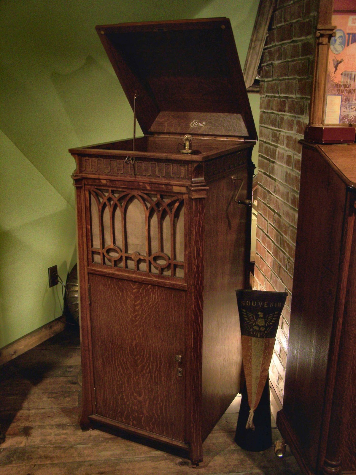 Đáng tiếc rằng dù mang lại chất lượng âm thanh vượt trội, định dạng đĩa hát của Edison lại không tương thích với các dòng máy quay đĩa phổ biến khác.