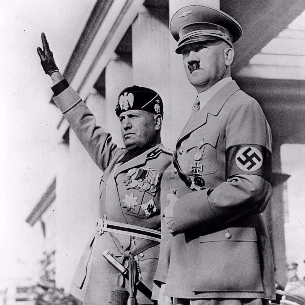 Mussolini đã nắm quyền ở Italia từ lâu trước khi Hitler lên cầm quyền ở Đức, và ông ta luôn coi mình như một vị hoàng đế đã hồi sinh đế chế La Mã. Mussolini không muốn bị làm lu mờ bởi kẻ "mới nổi".