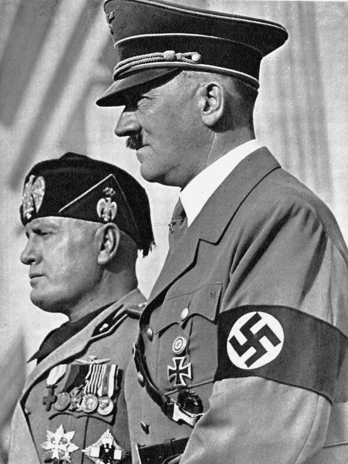 Mussolini hy vọng có thể trì hoãn bước tiến của Đức cho đến khi tìm ra bước đi tiếp theo. Ông ta thậm chí còn nhắn nhủ với Hitler rằng kẻ thù sẽ tự sụp đổ nên các chiến dịch quân sự lớn là không cần thiết.