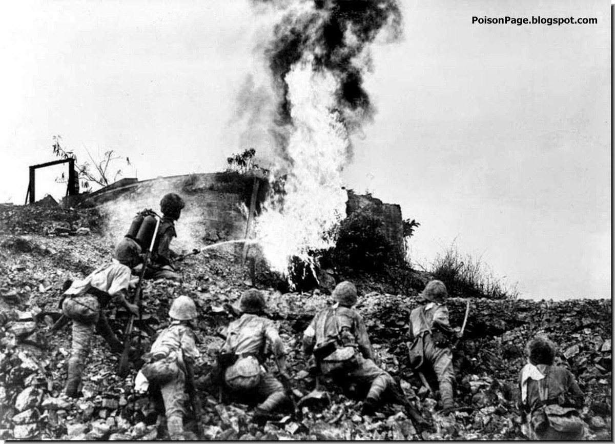 Sau nhiều tháng giao tranh bị vây ở Bataan, đến tháng 3/1942, lực lượng đóng ở Bataan của Mỹ và các đồng minh Philippines đã rơi vào tỉnh cảnh khốn đốn, phải đối diện với nguy cơ chết đói và bị mắc nhiều bệnh tật như suy dinh dưỡng, sốt rét, tê phù, kiết lị, và giun móc.